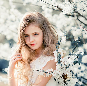 Little beauty, child, copil, white, blonde, flower, girl, spring HD wallpaper