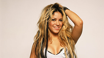 Shakira, Smiling celebrity, Captivating beauty, Mesmerizing HD wallpaper