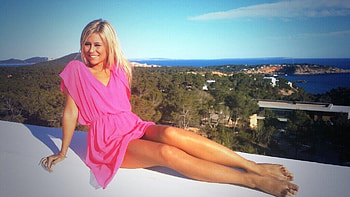 LOLA REVE, posing, blonde, valley below, elastic waist, pink dress, short HD wallpaper