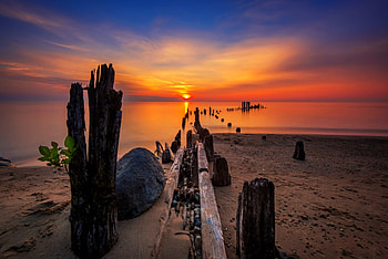 Sea sunset, sea, pier, beautiful, serenity, beach, fiery, shore, sands, sky, amazing, sunset, ocean, fiewry HD wallpaper