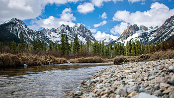 A beautiful spring day in the Sawtooth Mountains, Idaho, river, landscape, trees, clouds, sky, usa, stones HD wallpaper