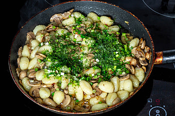 Gnocchi and Mushrooms, dinner, gnocchi, food, mushrooms HD wallpaper
