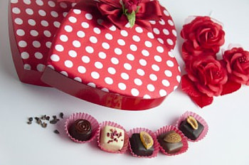 Chocolates For Valentine's Day, circles, roses, chocolate, Valentines, present, gift, dots, Valentine, chocolates, Valentines Day, hearts, bow HD wallpaper