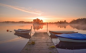 Boats at Sunrise, mist, reflection, boats, pier, sunrise, lake HD wallpaper