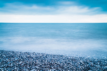Blue beach, sea, pebbles HD wallpaper
