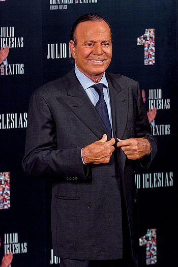 Julio Iglesias, Seven figure lawsuit, Ex ballerina, Fathered her son HD phone wallpaper