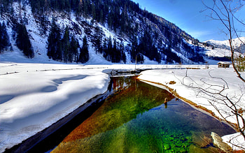 SNOW RIVER, river, winter, hills, house, spruce, snow, trees, sun, forest, stream HD wallpaper