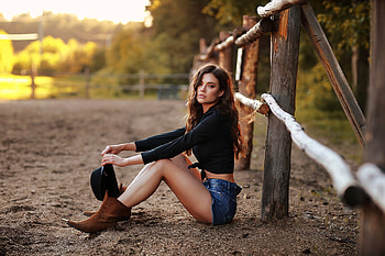Gorgeous Cowgirl, cowgirl, model, brunette, fence, shorts HD wallpaper