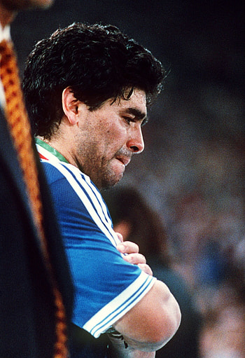 Diego Maradona, Football legend, Argentinian pride, Iconic HD phone wallpaper