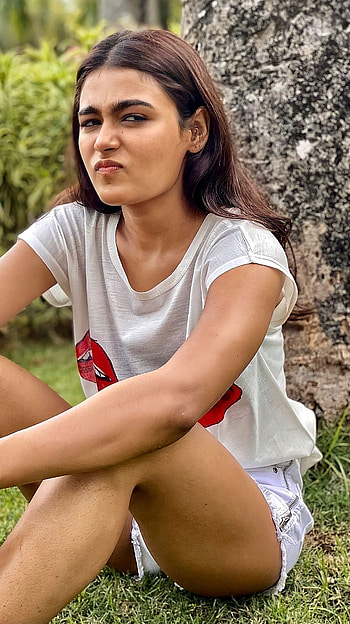 Shalini pandey, funny face, telugu actress HD phone wallpaper