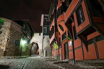 Plovdiv - Old Town, night, architecture, graphy, path, house, old, light, red, bulgaria, street HD wallpaper