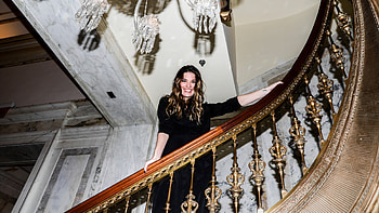 Annie Murphy in character, The Plaza, New York Times HD wallpaper