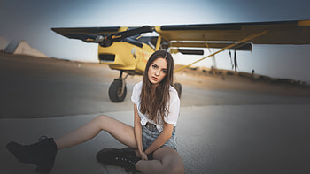 Cute Girl Posing Beside A Plane, girls, model, hoot HD wallpaper