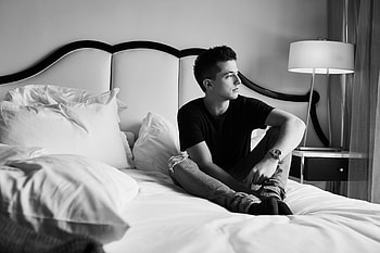 Charlie Puth monochrome, 2018 , LS background, Music artist HD wallpaper