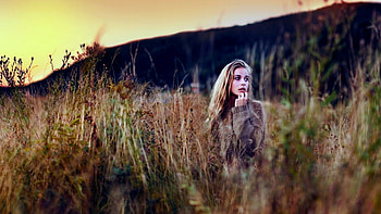 Woman In A Field, Beautiful, Field, Woman, Blonde, Autumn HD wallpaper