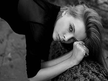 Eternal Promise, think, alone, eyes, beautiful, woman, miss, portrait, black and white, face, feel HD wallpaper