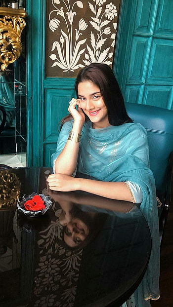 Saiee Manjrekar, Bollywood, Heroine HD phone wallpaper