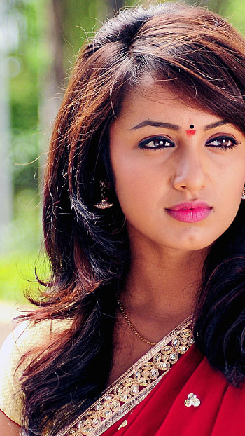 Tejiswini madiwala, telugu actress, saree lover HD phone wallpaper