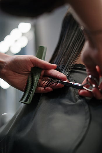 Close-up of hairstylist cutting wet hair in a salon. HD phone wallpaper