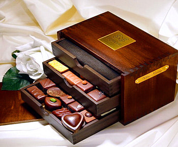 Treasures, rose, chocolates, jewell box, drawers HD wallpaper