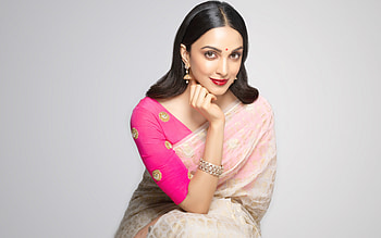 Kiara Advani, Indian Actress, Portrait, Indian Dress, hoot, Popular Actresses, Indian Star HD wallpaper