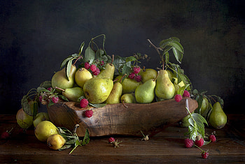Exquisite pear, Delightful flavor, Succulent texture, Fresh fruit HD wallpaper