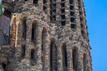 Iconic landmark, Barcelona treasure, Architectural brilliance, Spiritual significance HD wallpaper