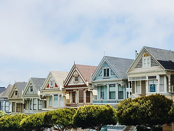 Iconic Painted Ladies Victorian houses in San Francisco with clear blue skies. HD wallpaper