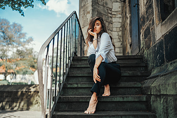 Girl Sitting On Stairs Hands On Chin , girls, model HD wallpaper