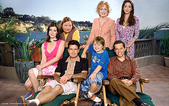 Witty one-liners, Never a dull moment, Chuck Lorre production, Sitcom classic HD wallpaper