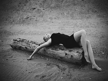 Voice of Love, seaside, think, black and white, love, alone, relax, woman HD wallpaper
