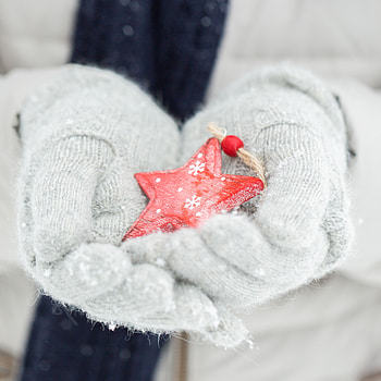 Winter, Miscellanea, Miscellaneous, Hands, Gloves, Snowflake HD phone wallpaper