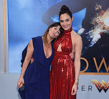 Patty Jenkins, Gal Gadot, Not always, Wonder Woman HD wallpaper