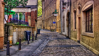 City street graphy, Brick alley buildings, R shot, Urban scenery HD wallpaper