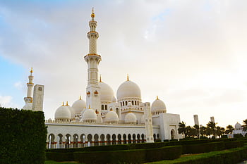 A stunning view of Sheikh Zayed Grand Mosque in Abu Dhabi at daybreak, showcasing Islamic architecture. HD wallpaper