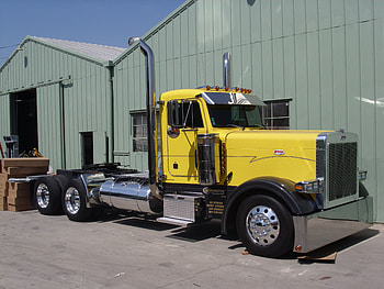 CHROMED OUT PETERBILT, bigrig, rig, hot, chrome, outside, big, bigtruck, show, yellow, truck HD wallpaper