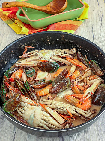 Ginataang seafood, Mixed seafood, Coconut cream, Filipino flavors HD phone wallpaper