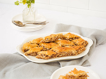 Honey almond delight, Exquisite flavors, Rich pastry, Kitchen secrets HD wallpaper