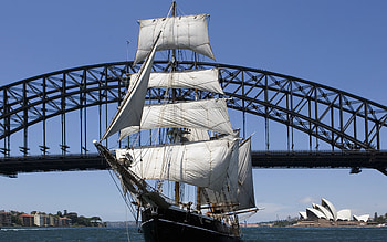 Sydney Harbor Bridge, Sailboat under bridge HD wallpaper