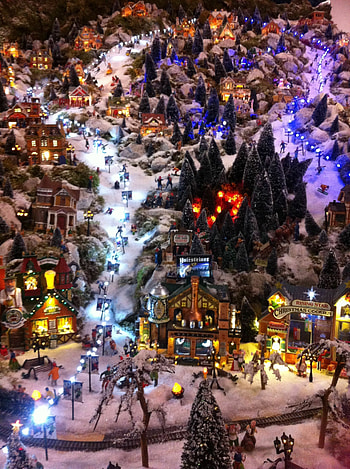 Christmas Village, Lemax Christmas Village, Festive display, Christmas town HD phone wallpaper