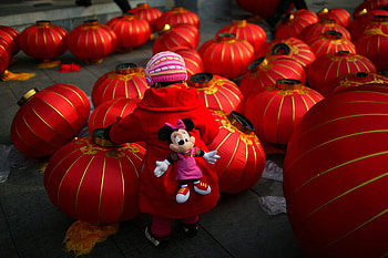Girl plays with laterns, mickey mouse, laterns, red HD wallpaper