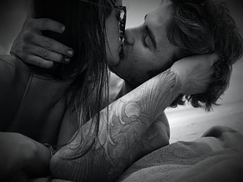 Kiss, white, black, people HD wallpaper