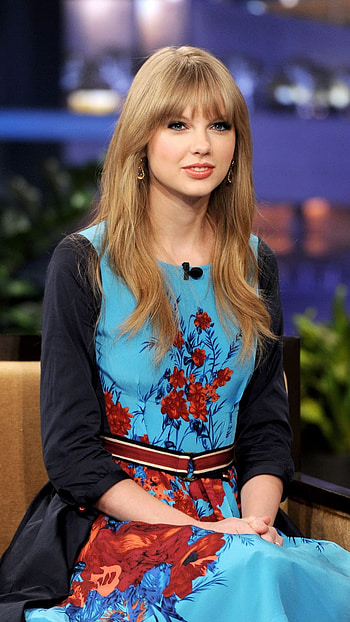 Taylor Swift, Charming Heroine HD phone wallpaper