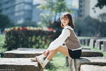 Sunlit Park Smile — of a Woman, Asian HD wallpaper