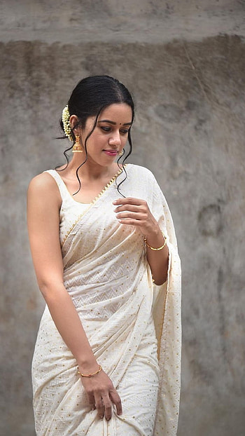 Beauty 88, actress, beautiful, Mirnalini Ravi, Saree HD phone wallpaper