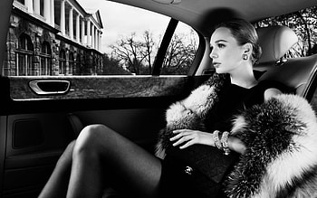 The lady in furs, furs, lady, car, monochrome HD wallpaper