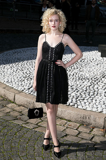 Julia Garner, Stunning , Hot , Beautiful actress HD phone wallpaper