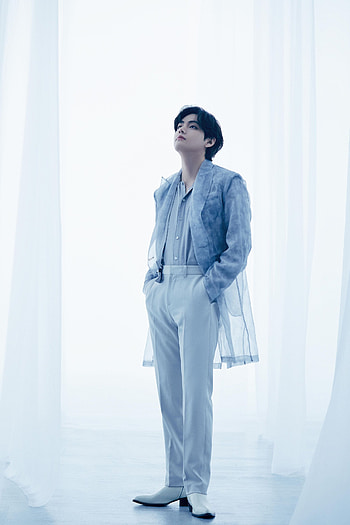 Kim Taehyung, dress_shirt, knee HD phone wallpaper