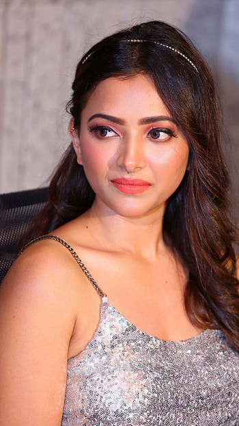 Shwetha Basu Prasad, telugu actress, cute HD phone wallpaper