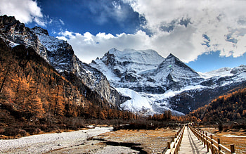 Chilly Mountain Beauty, snow, cold, clouds, trees, sky, tourists, mountains, walkway HD wallpaper